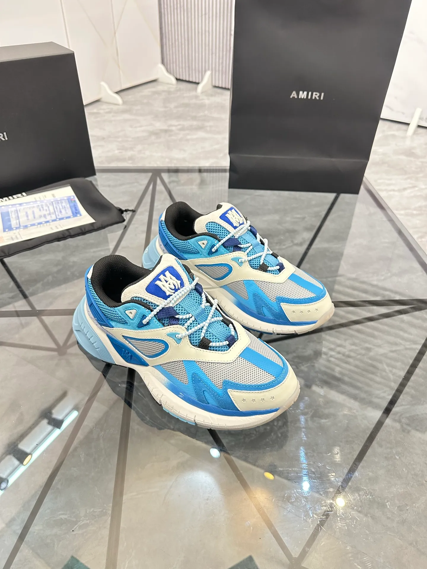 Men's shoes: 💰P720¥ Guangzhou top quality Product trademark: AMIRI* "Amir*" low-top casual shoes Regular size: 39-44 (can be customized to 45) Product materials: upper imported first-layer cowhide stitching original material, breathable lining, original outsole. Number: 525